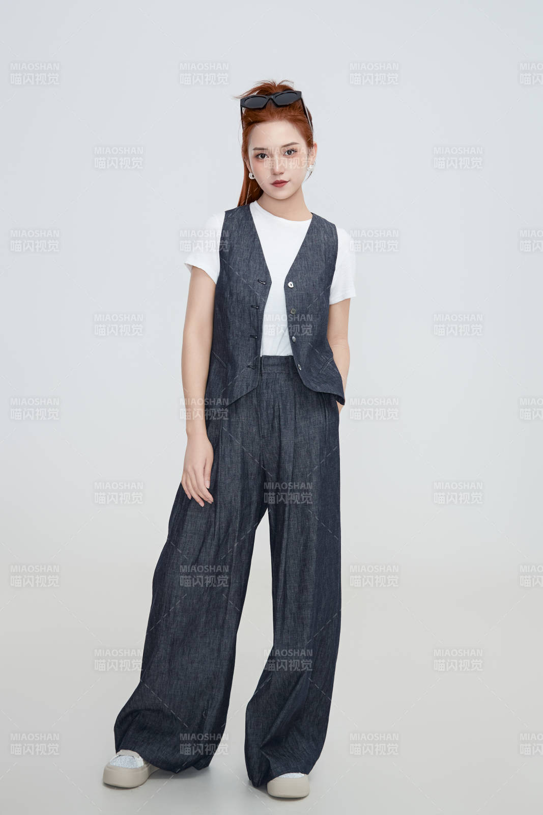 在摄影棚拍摄的青年时尚女性图片