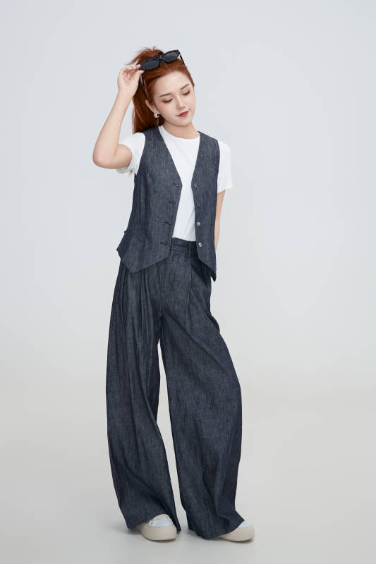 在摄影棚拍摄的青年时尚女性图片