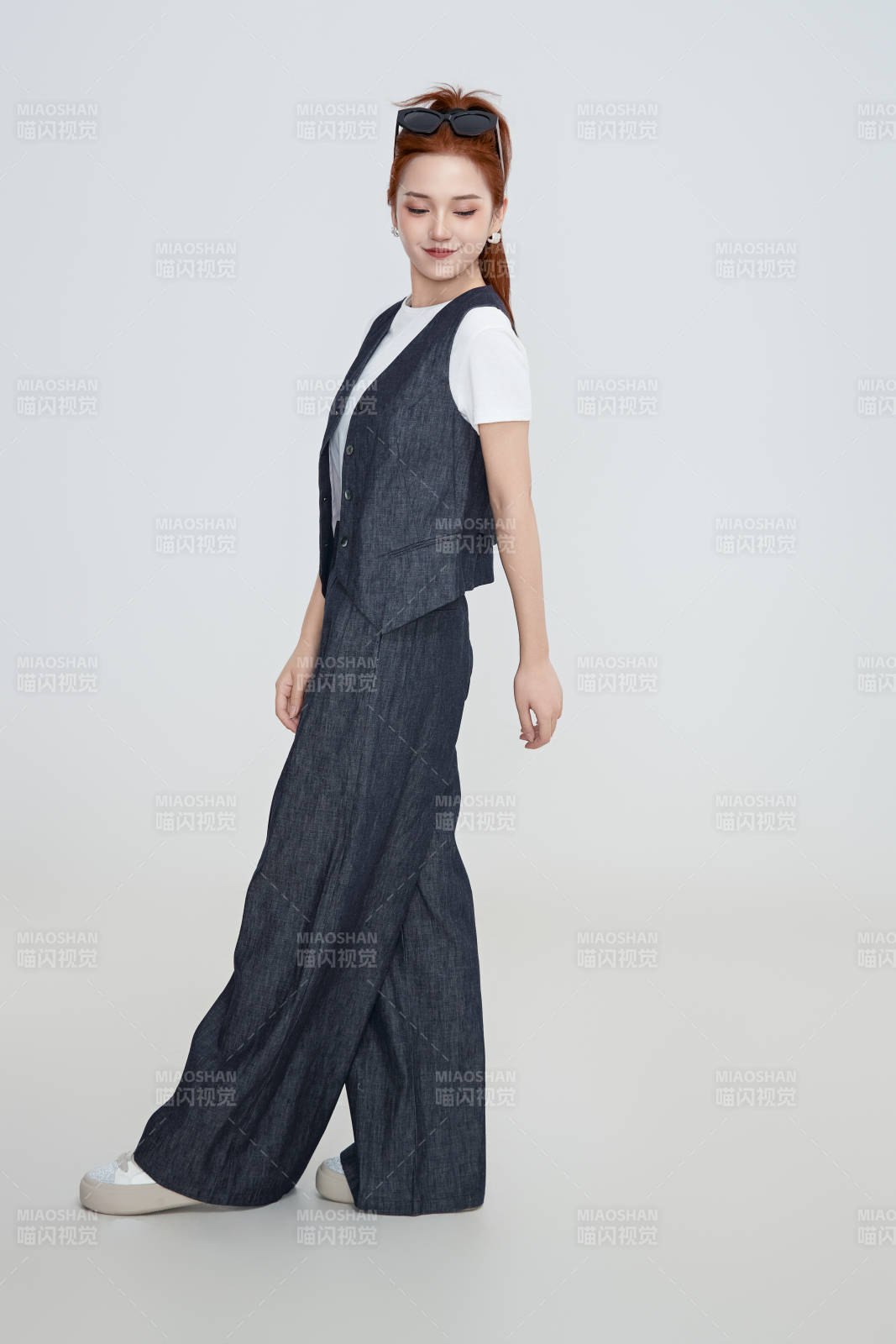 在摄影棚拍摄的青年时尚女性图片