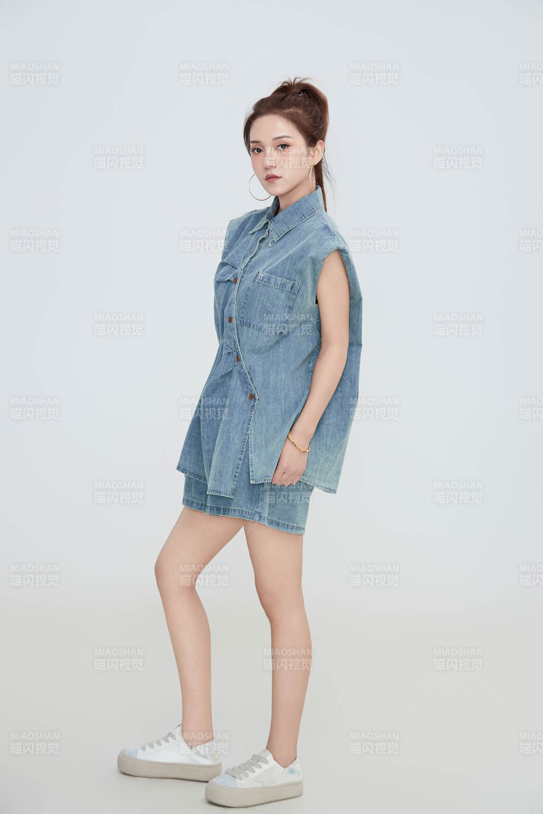 在摄影棚拍摄的青年时尚女性图片