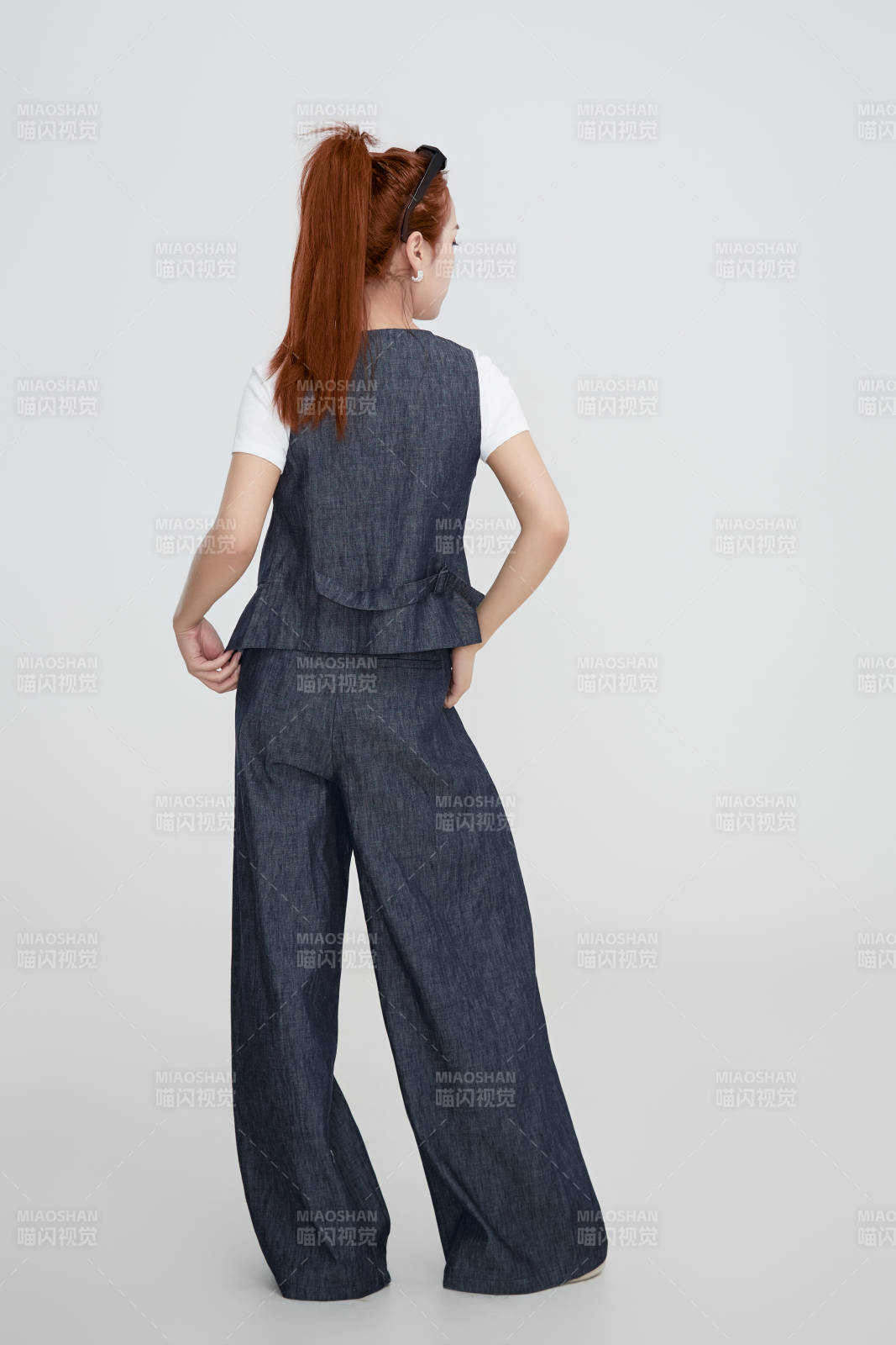 在摄影棚拍摄的青年时尚女性图片