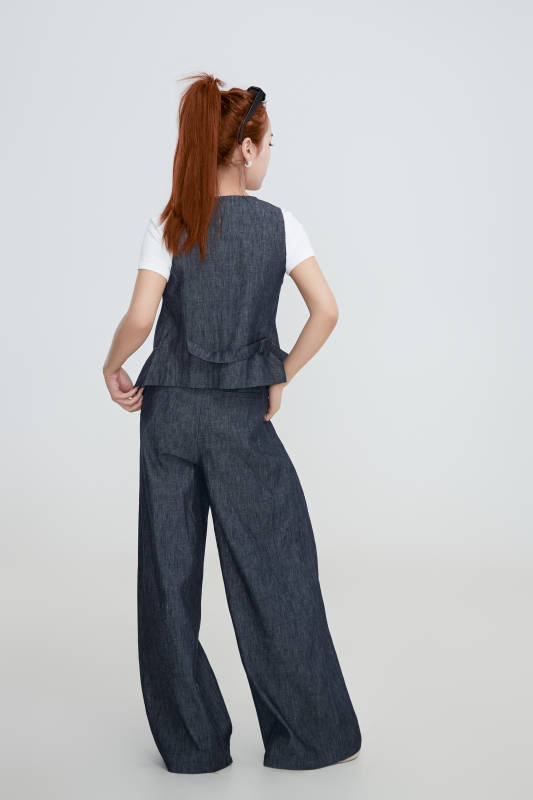 在摄影棚拍摄的青年时尚女性图片