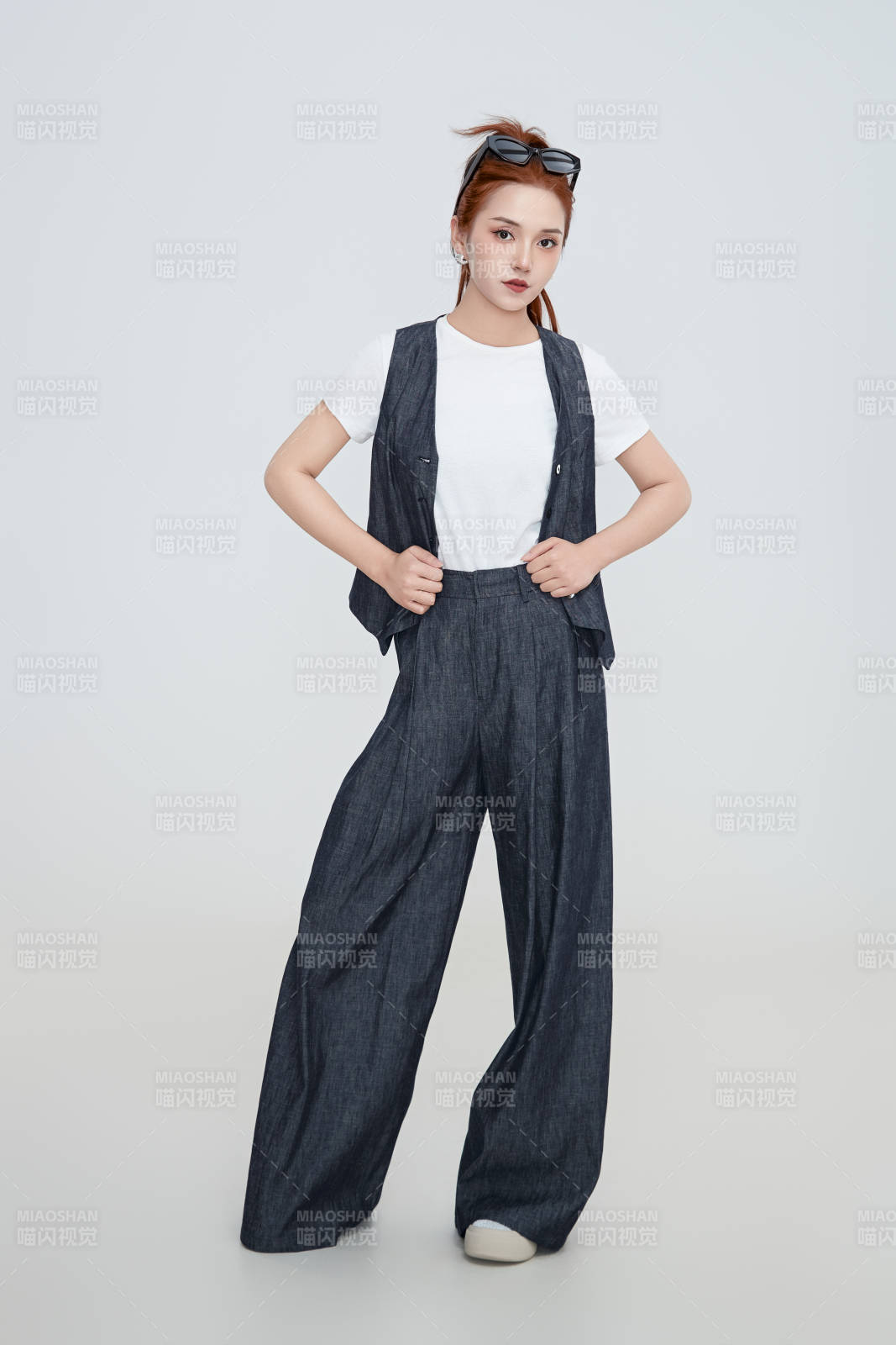 在摄影棚拍摄的青年时尚女性图片