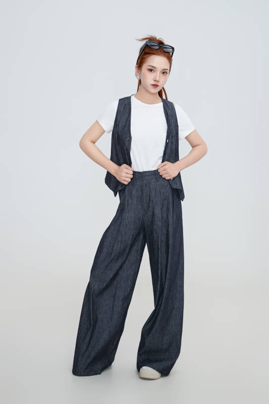 在摄影棚拍摄的青年时尚女性图片