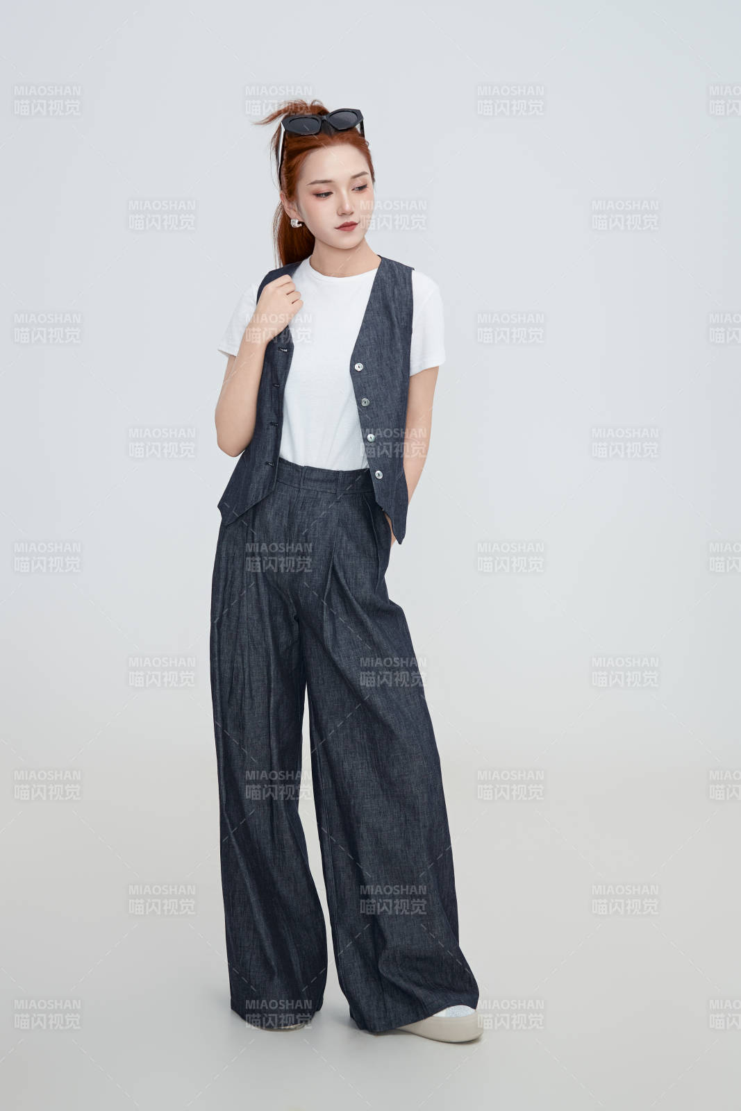 在摄影棚拍摄的青年时尚女性图片