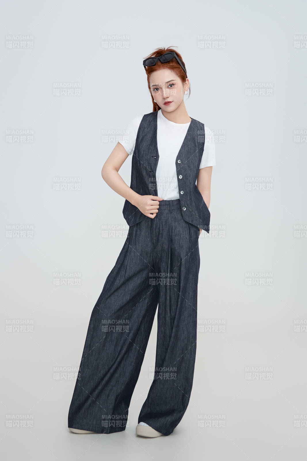 在摄影棚拍摄的青年时尚女性图片