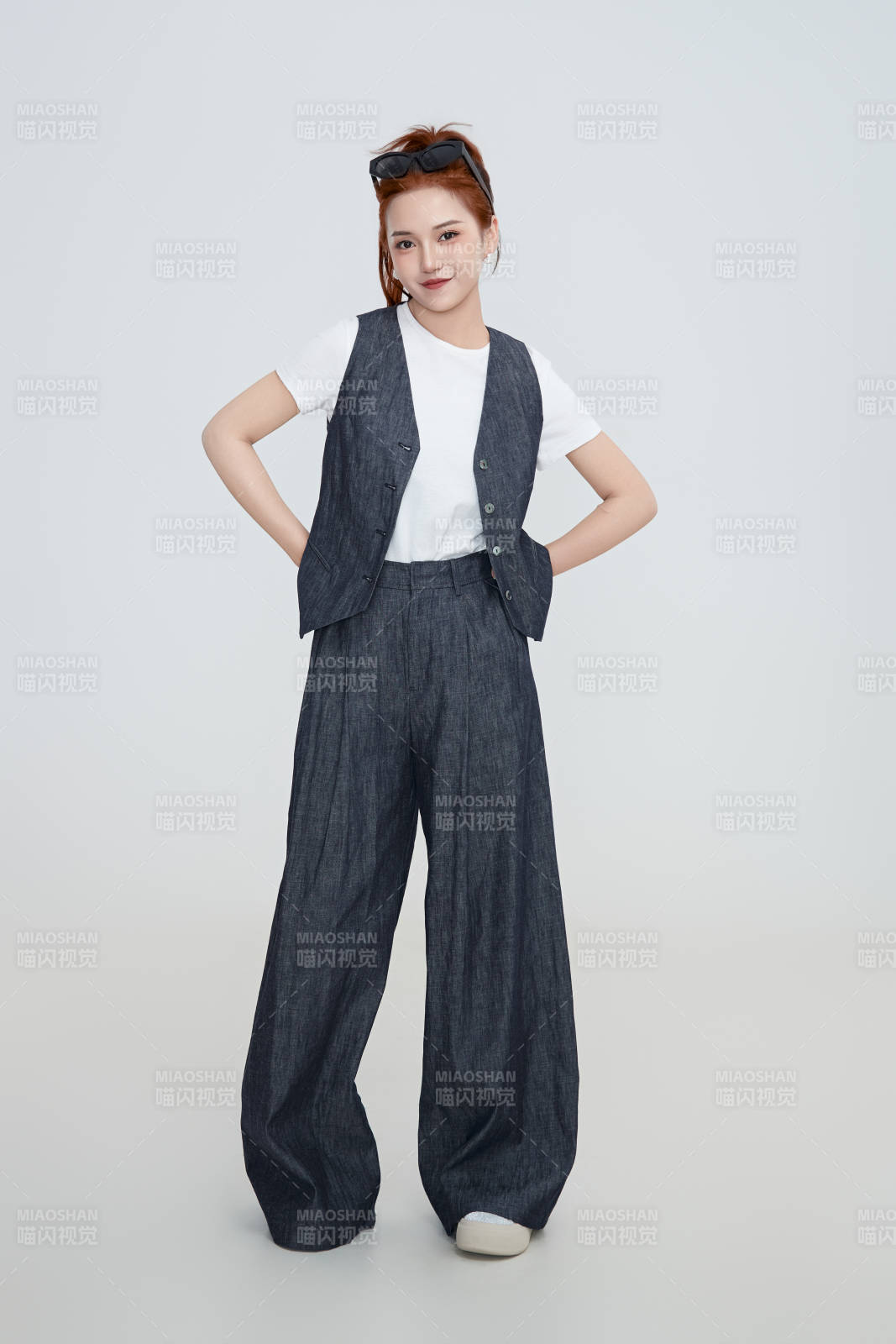 在摄影棚拍摄的青年时尚女性图片