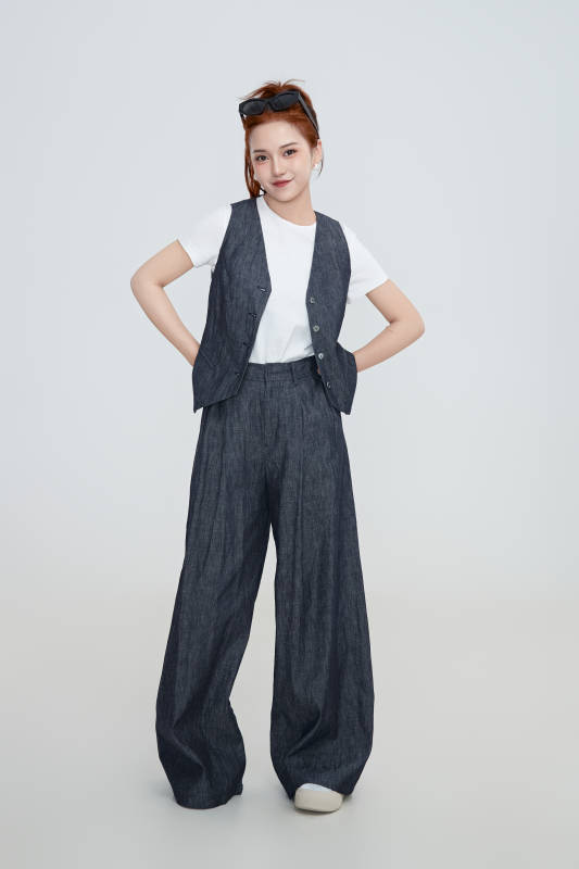 在摄影棚拍摄的青年时尚女性图片