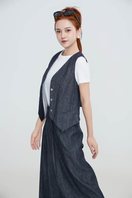 在摄影棚拍摄的青年时尚女性图片