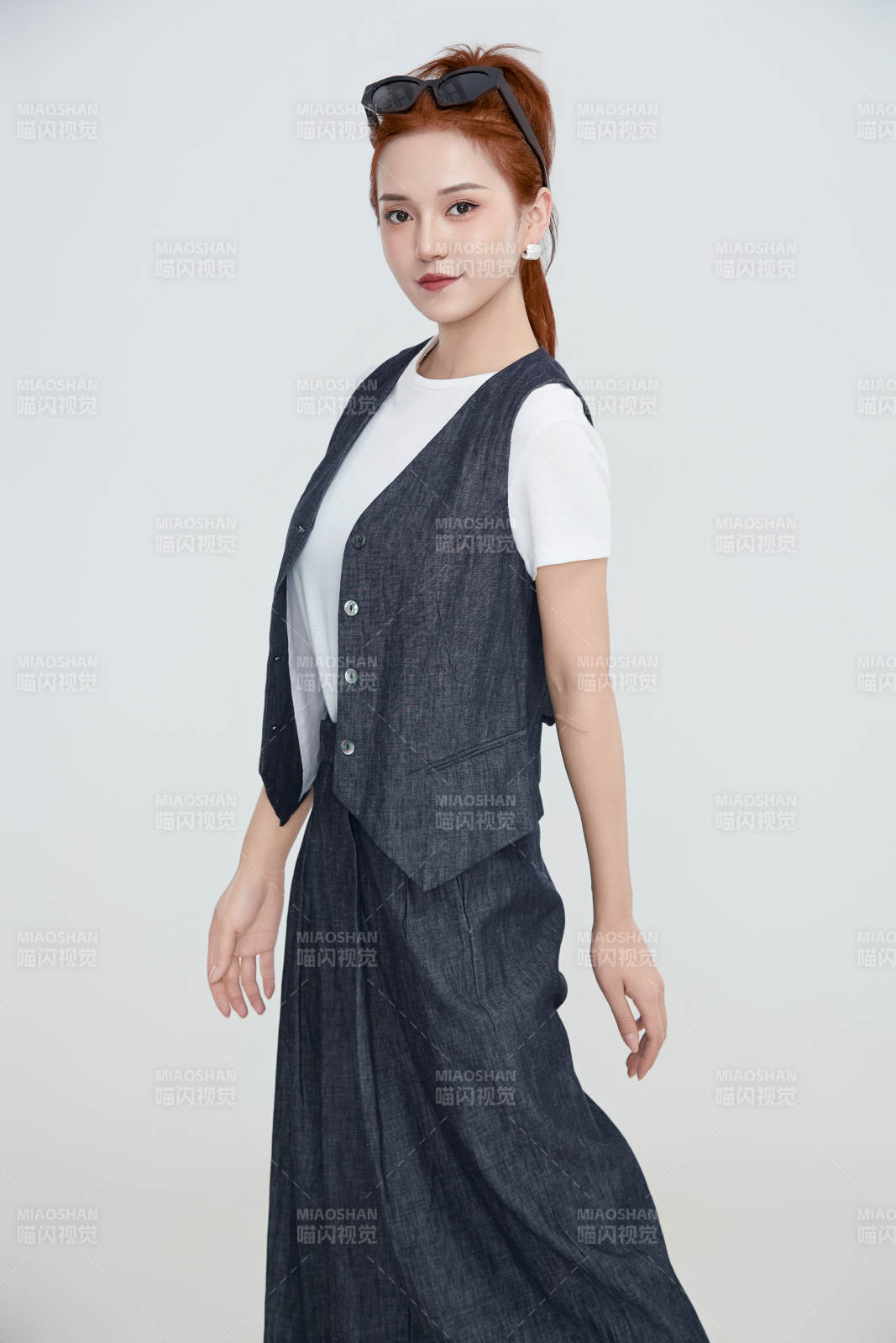 在摄影棚拍摄的青年时尚女性图片