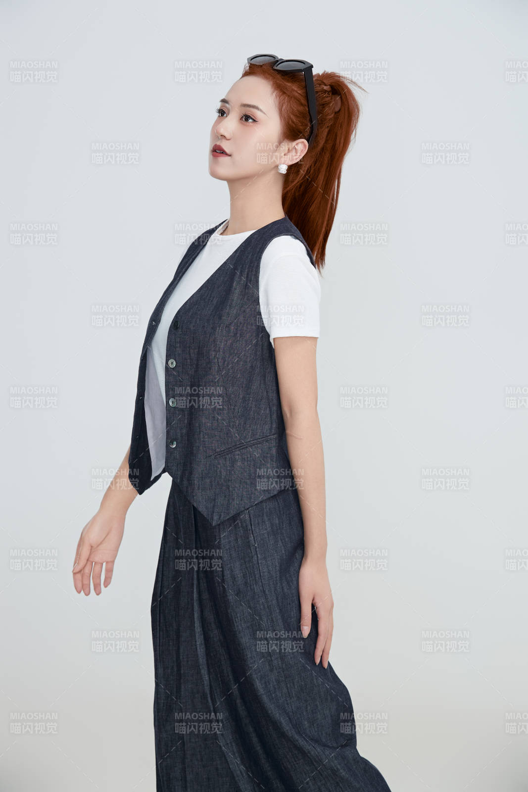 在摄影棚拍摄的青年时尚女性图片