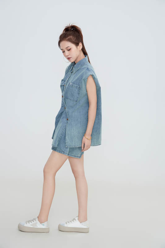 在摄影棚拍摄的青年时尚女性图片