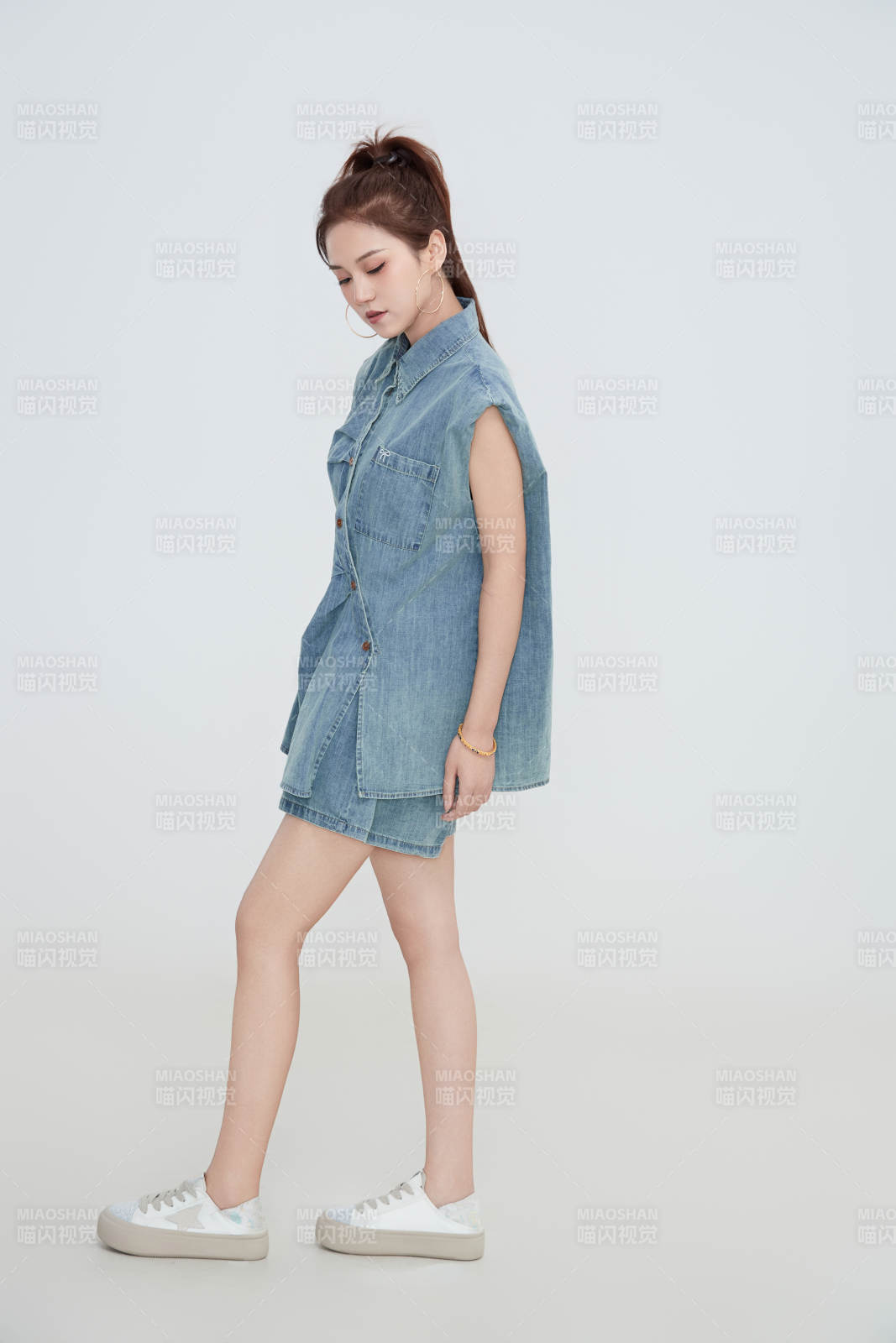 在摄影棚拍摄的青年时尚女性图片