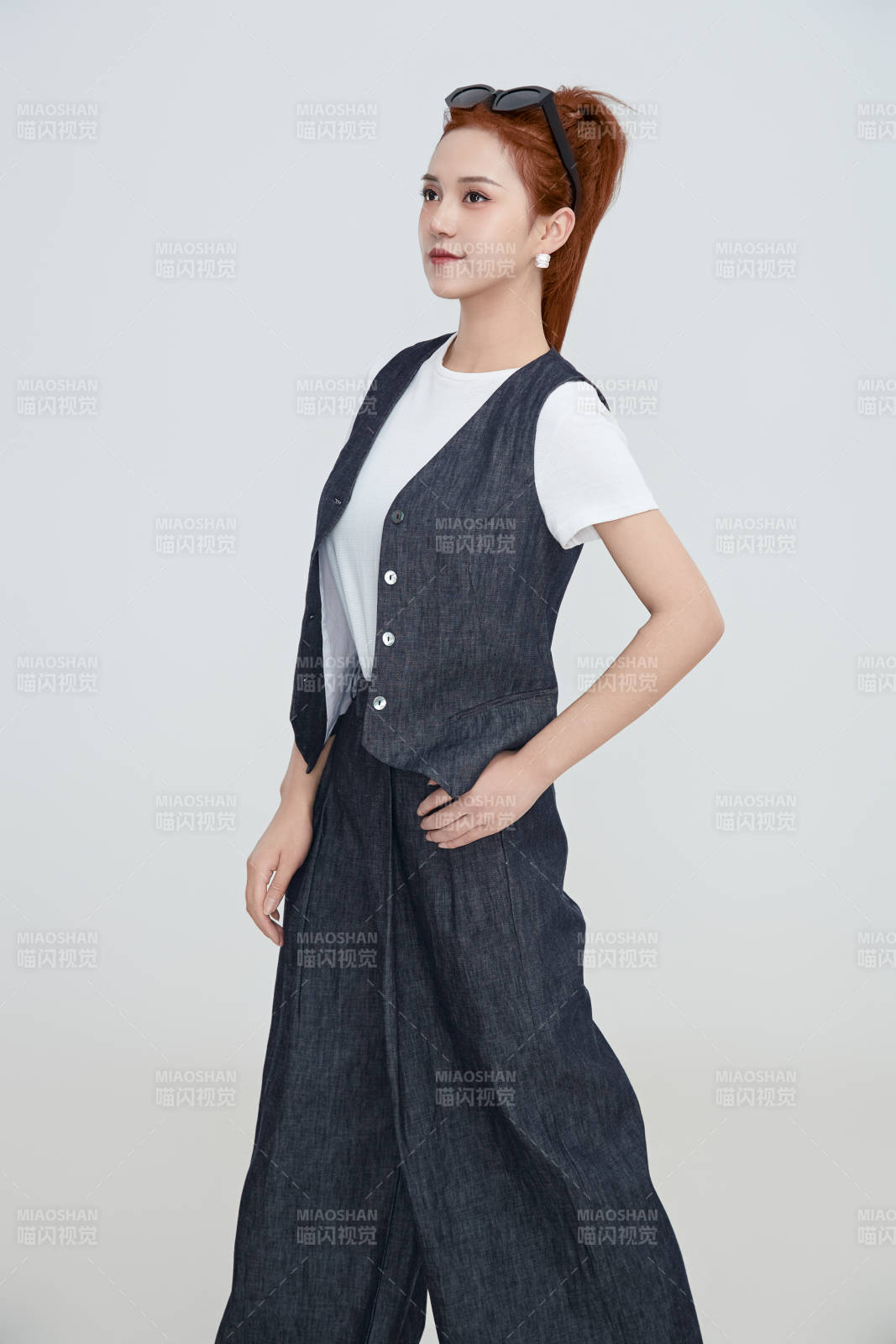 在摄影棚拍摄的青年时尚女性图片