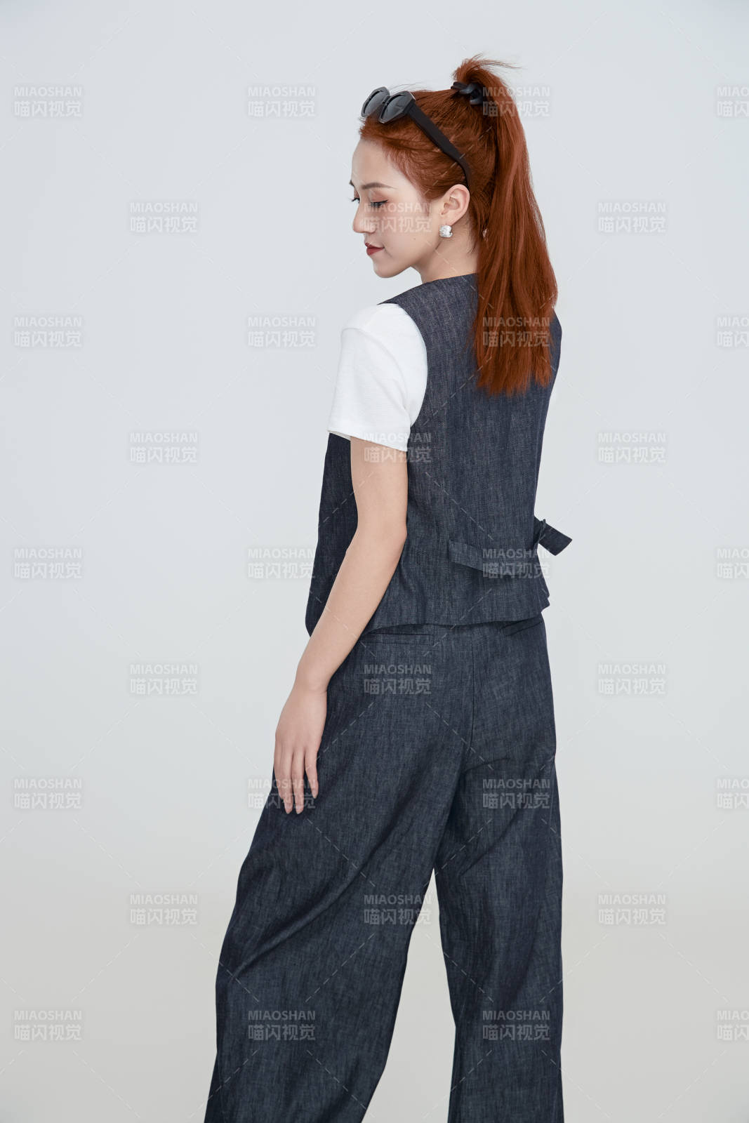 在摄影棚拍摄的青年时尚女性图片