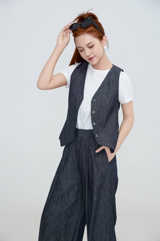 在摄影棚拍摄的青年时尚女性图片