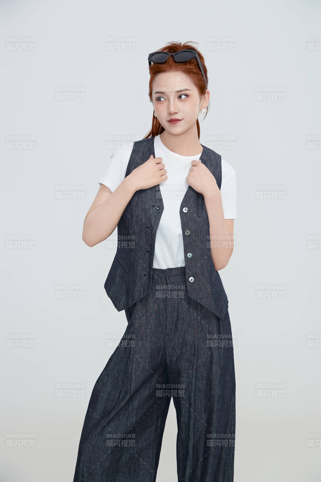 在摄影棚拍摄的青年时尚女性图片