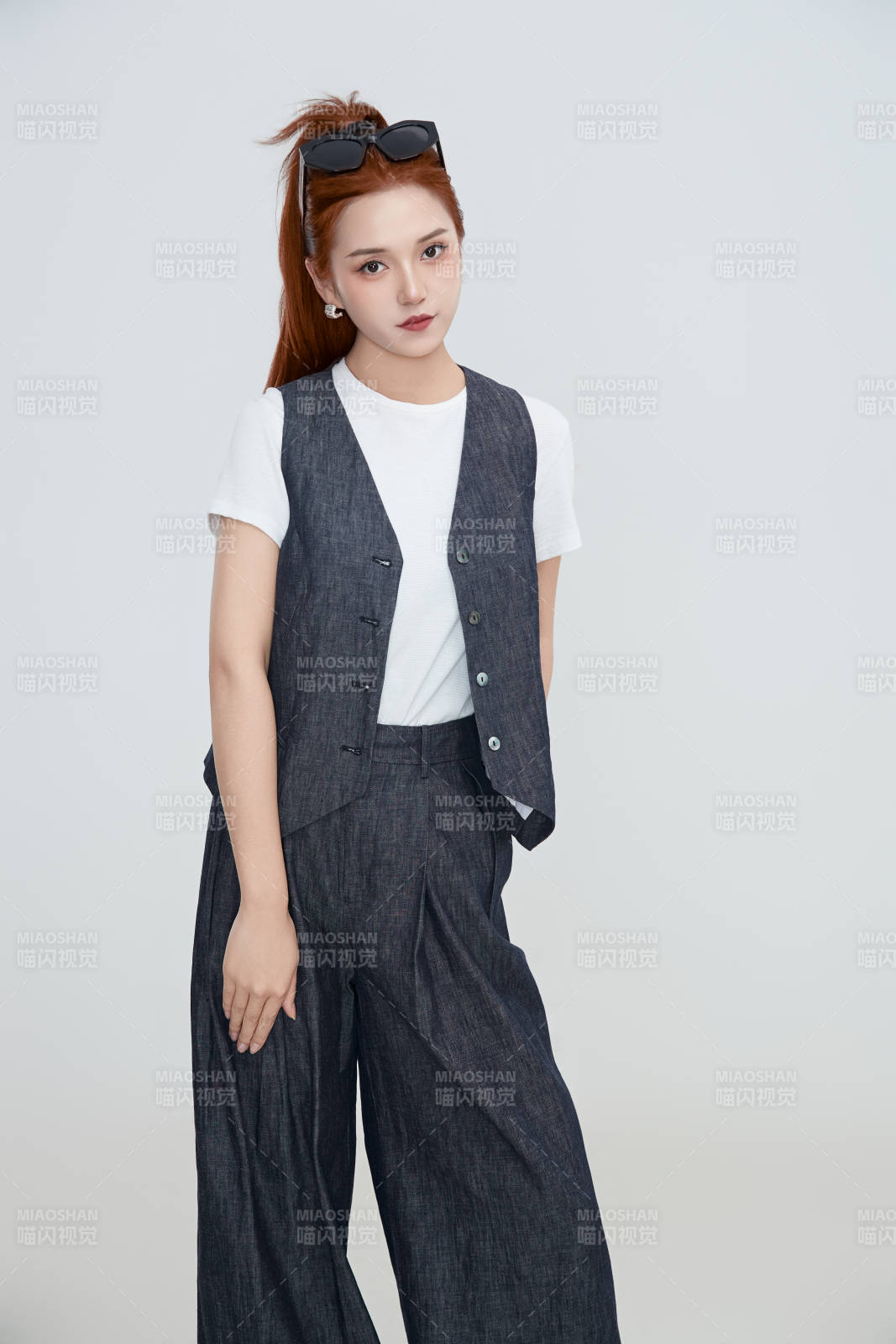 在摄影棚拍摄的青年时尚女性图片