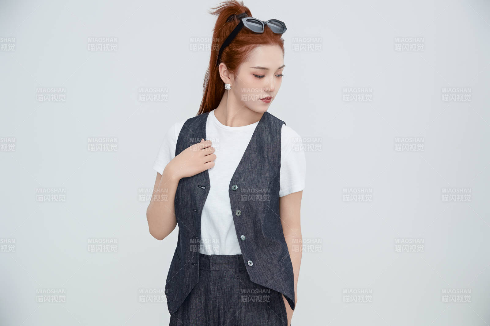 在摄影棚拍摄的青年时尚女性图片