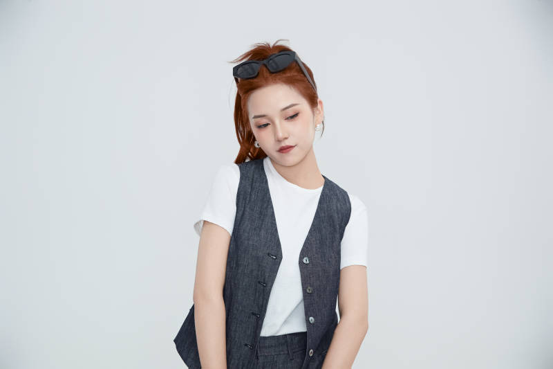 在摄影棚拍摄的青年时尚女性图片