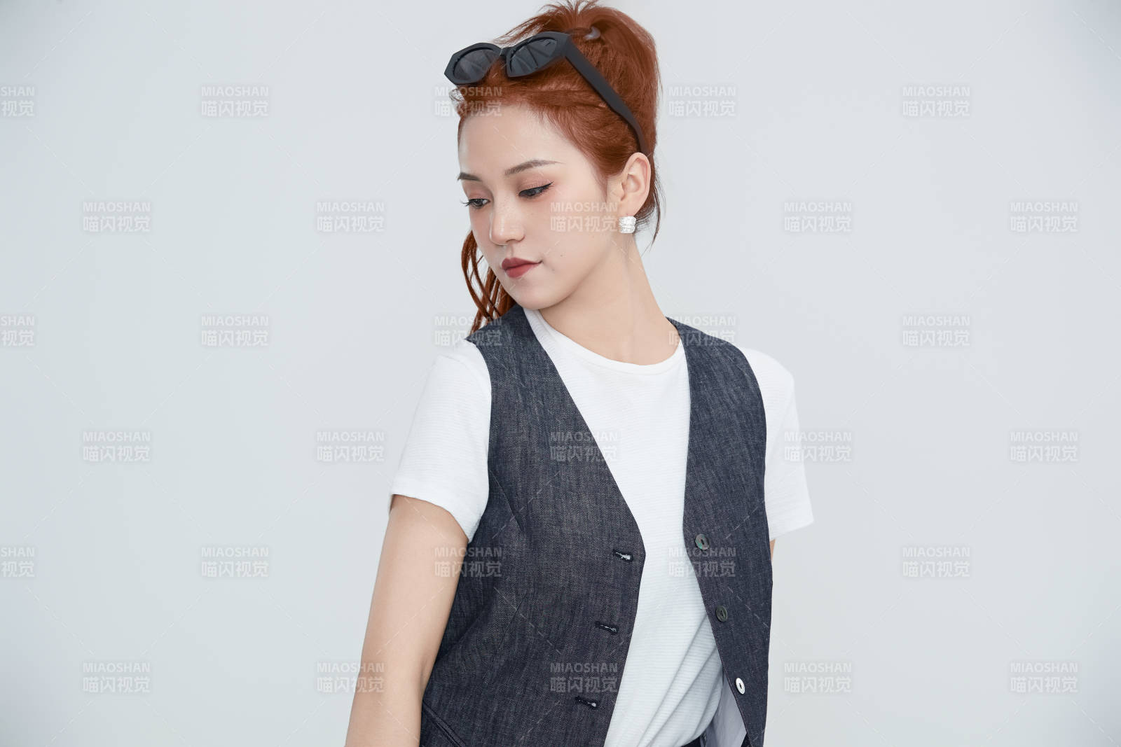 在摄影棚拍摄的青年时尚女性图片