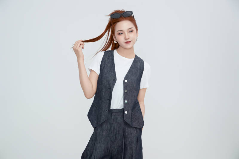 在摄影棚拍摄的青年时尚女性图片