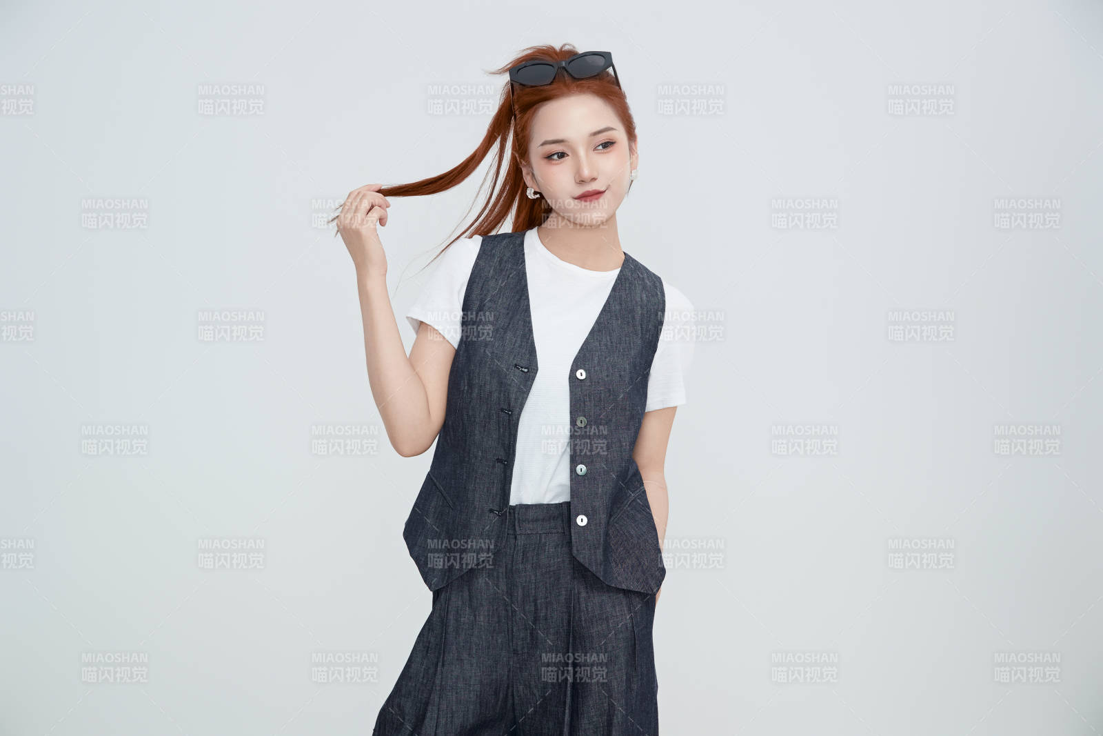 在摄影棚拍摄的青年时尚女性图片