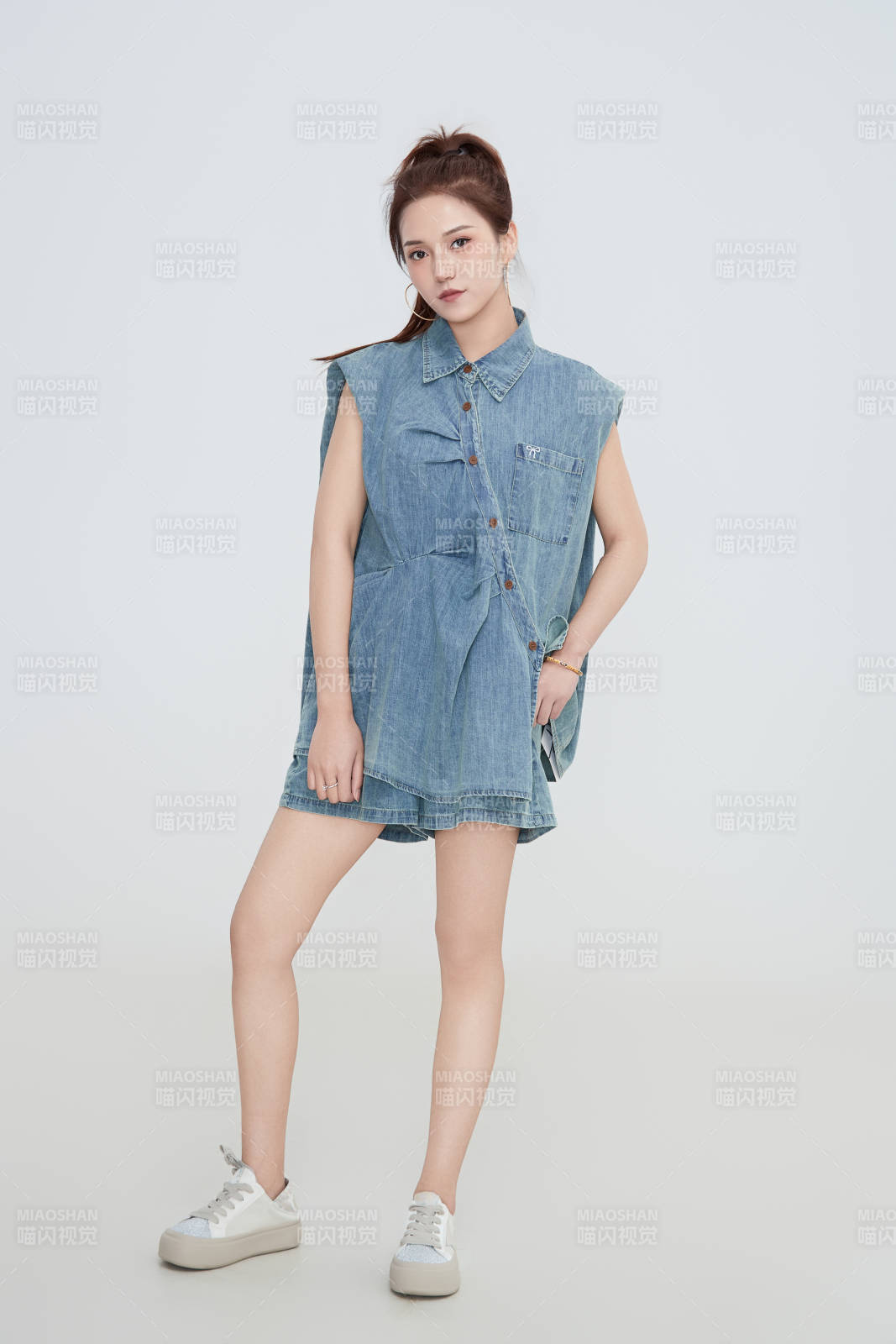 在摄影棚拍摄的青年时尚女性图片