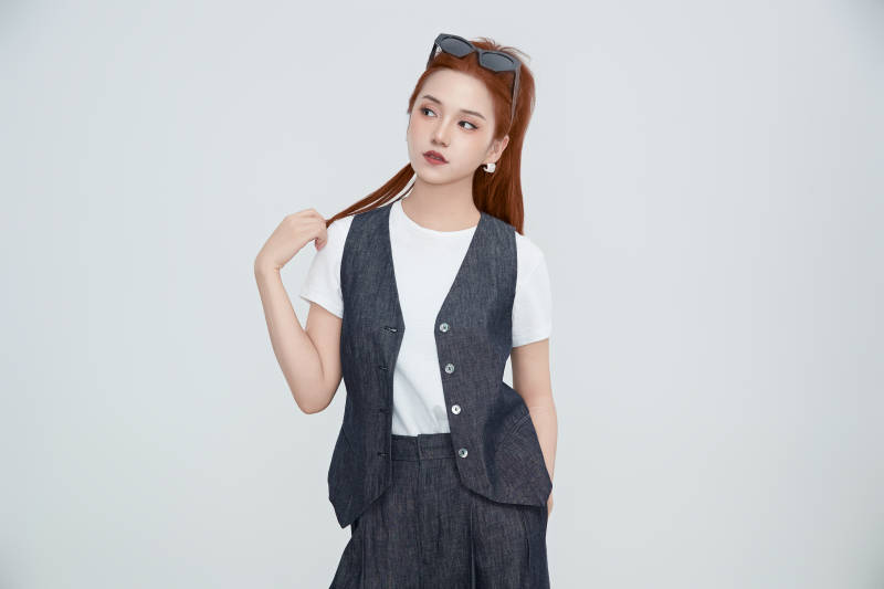 在摄影棚拍摄的青年时尚女性图片