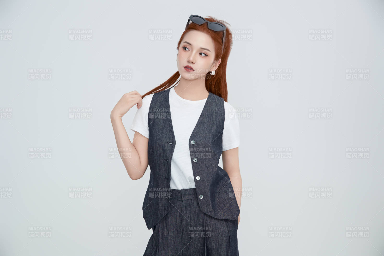 在摄影棚拍摄的青年时尚女性图片