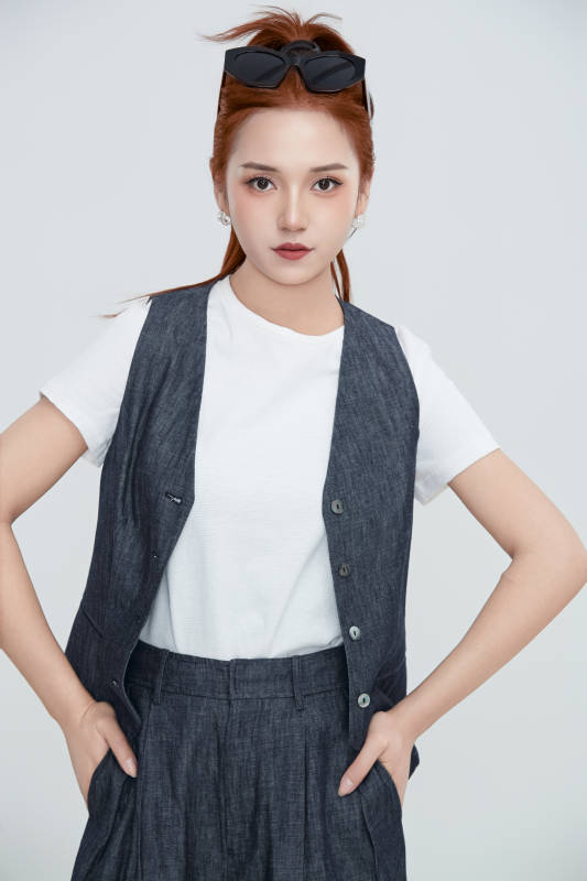 在摄影棚拍摄的青年时尚女性图片