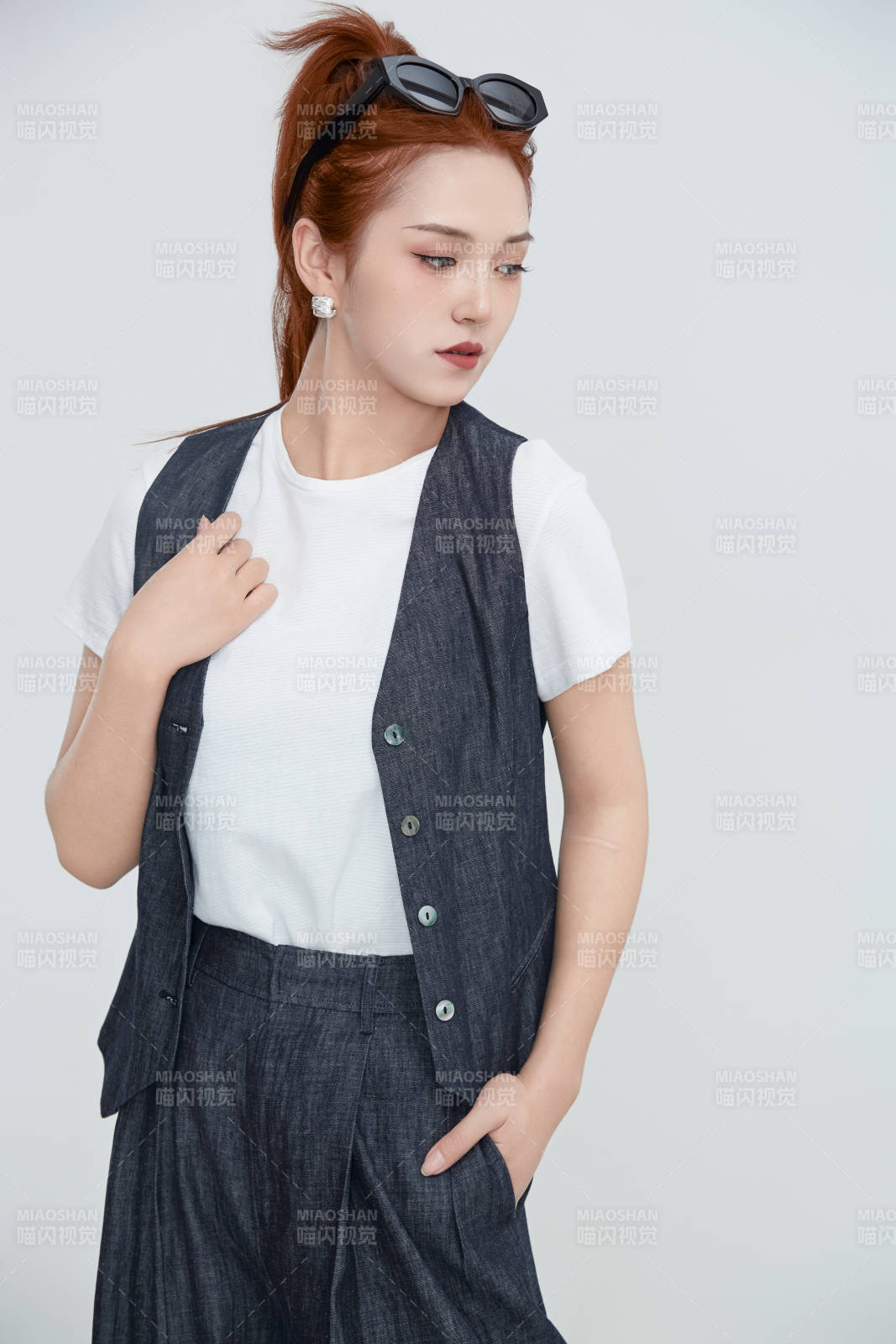 在摄影棚拍摄的青年时尚女性图片