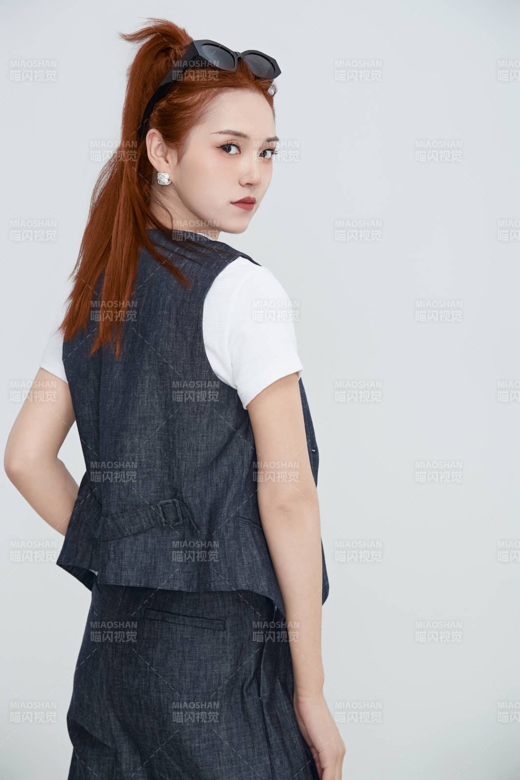 在摄影棚拍摄的青年时尚女性图片