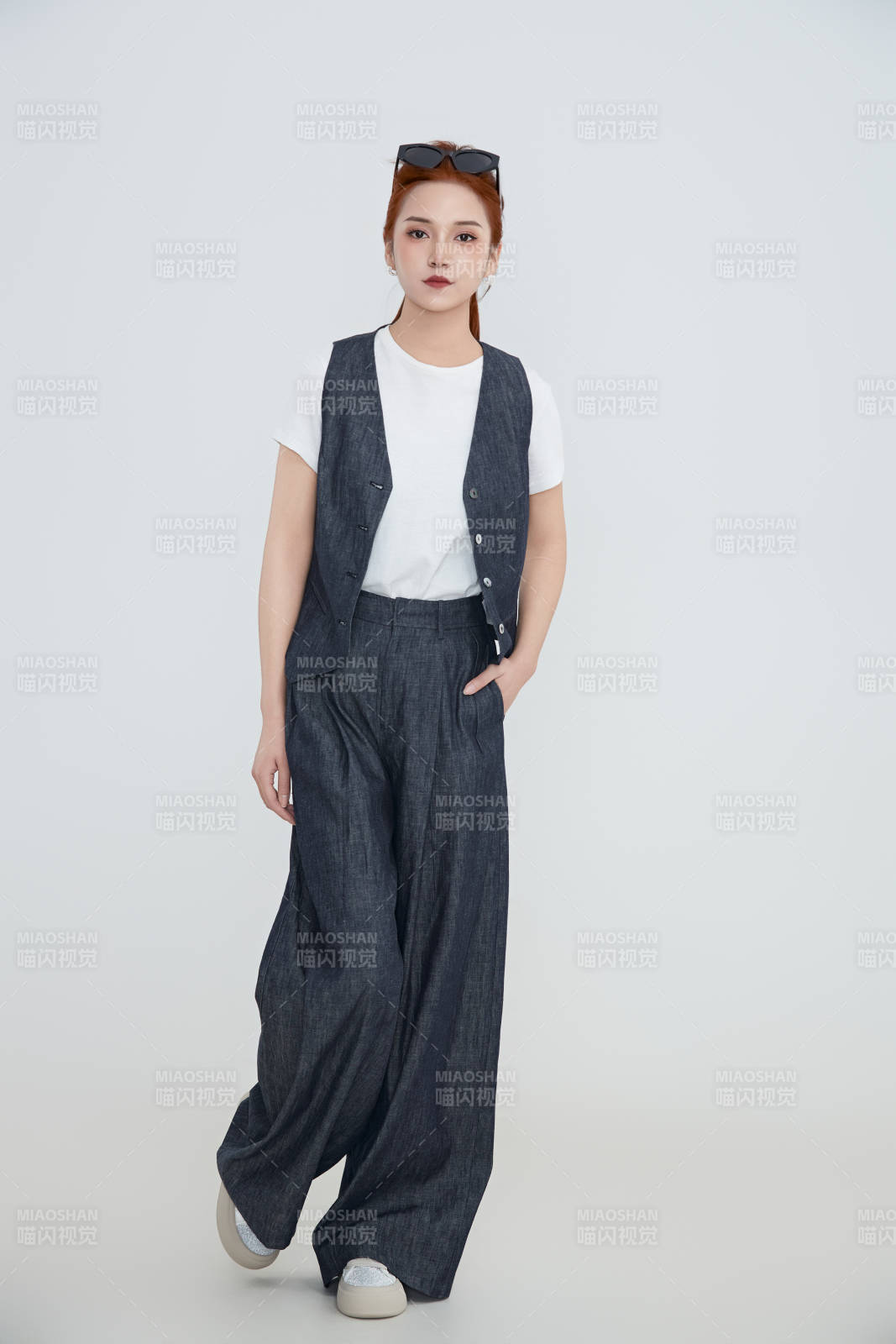 在摄影棚拍摄的青年时尚女性图片
