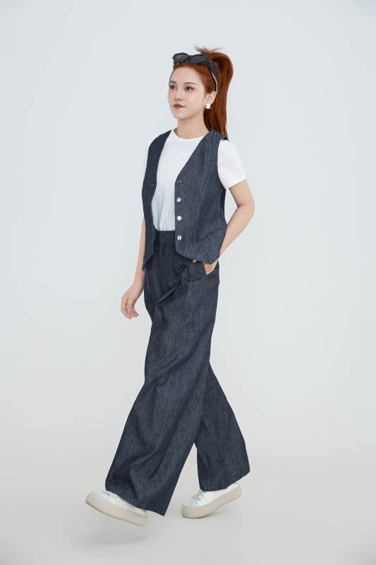 在摄影棚拍摄的青年时尚女性图片