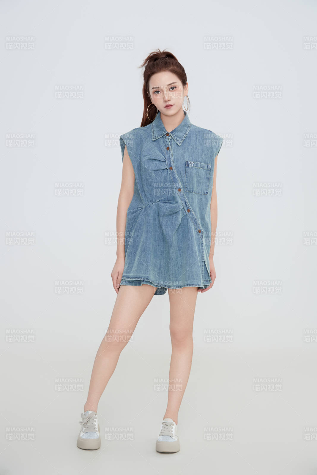 在摄影棚拍摄的青年时尚女性图片