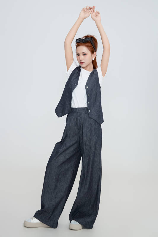 在摄影棚拍摄的青年时尚女性图片