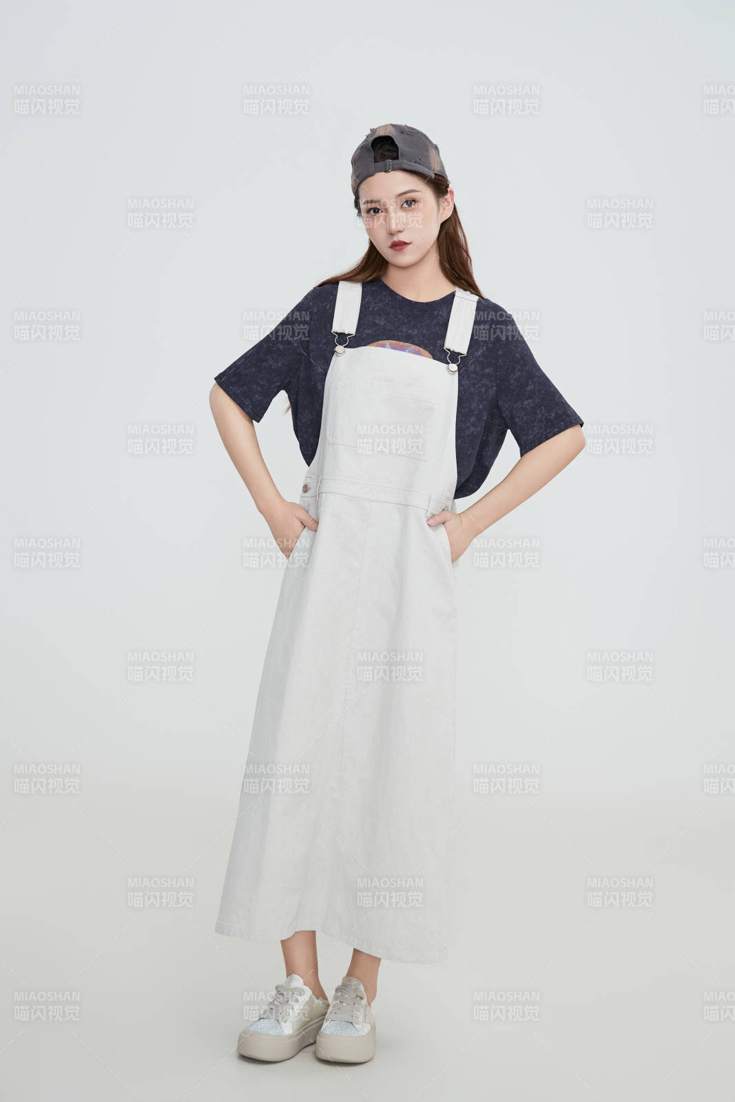 在摄影棚拍摄的青年时尚女性图片