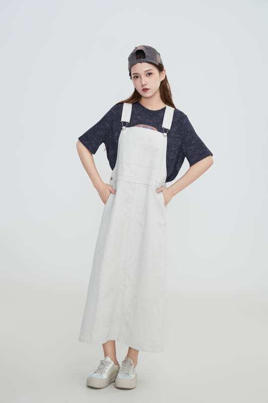 在摄影棚拍摄的青年时尚女性图片