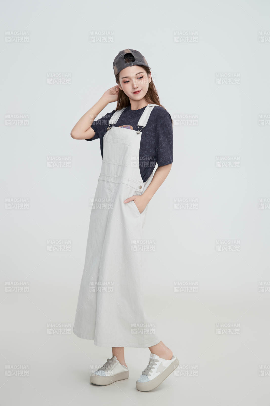 在摄影棚拍摄的青年时尚女性图片