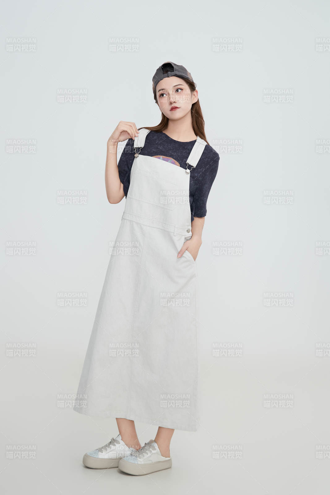 在摄影棚拍摄的青年时尚女性图片