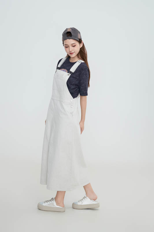 在摄影棚拍摄的青年时尚女性图片