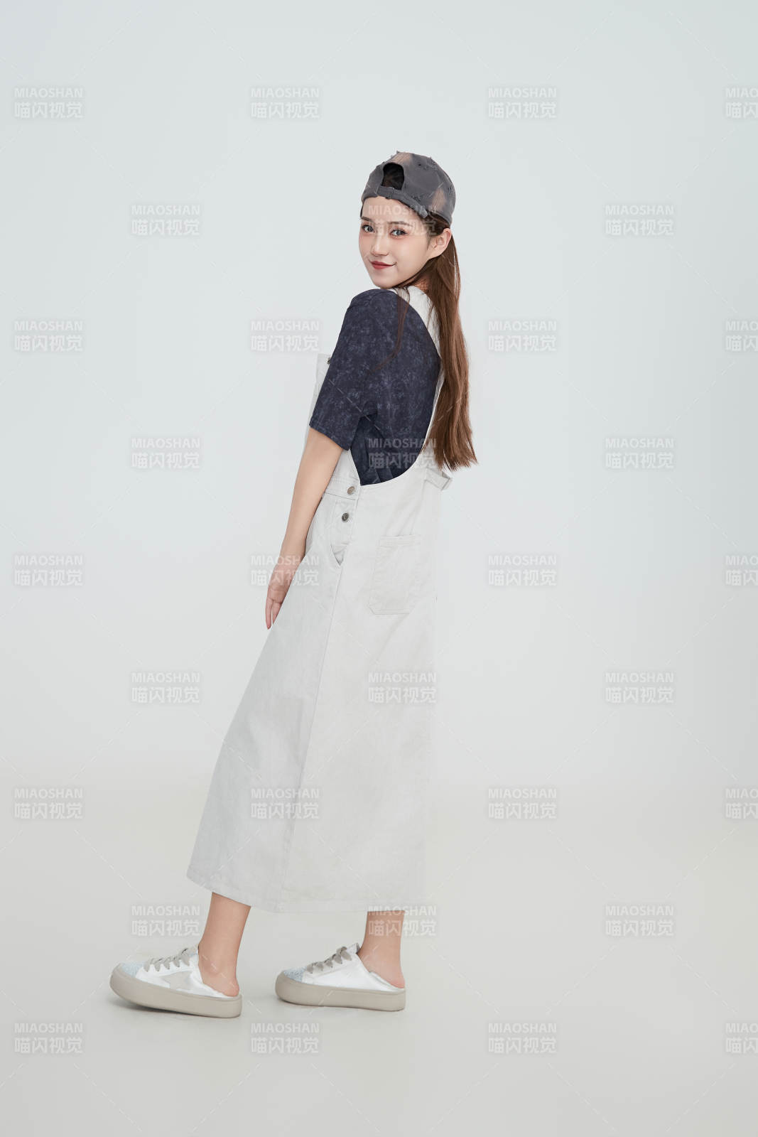在摄影棚拍摄的青年时尚女性图片