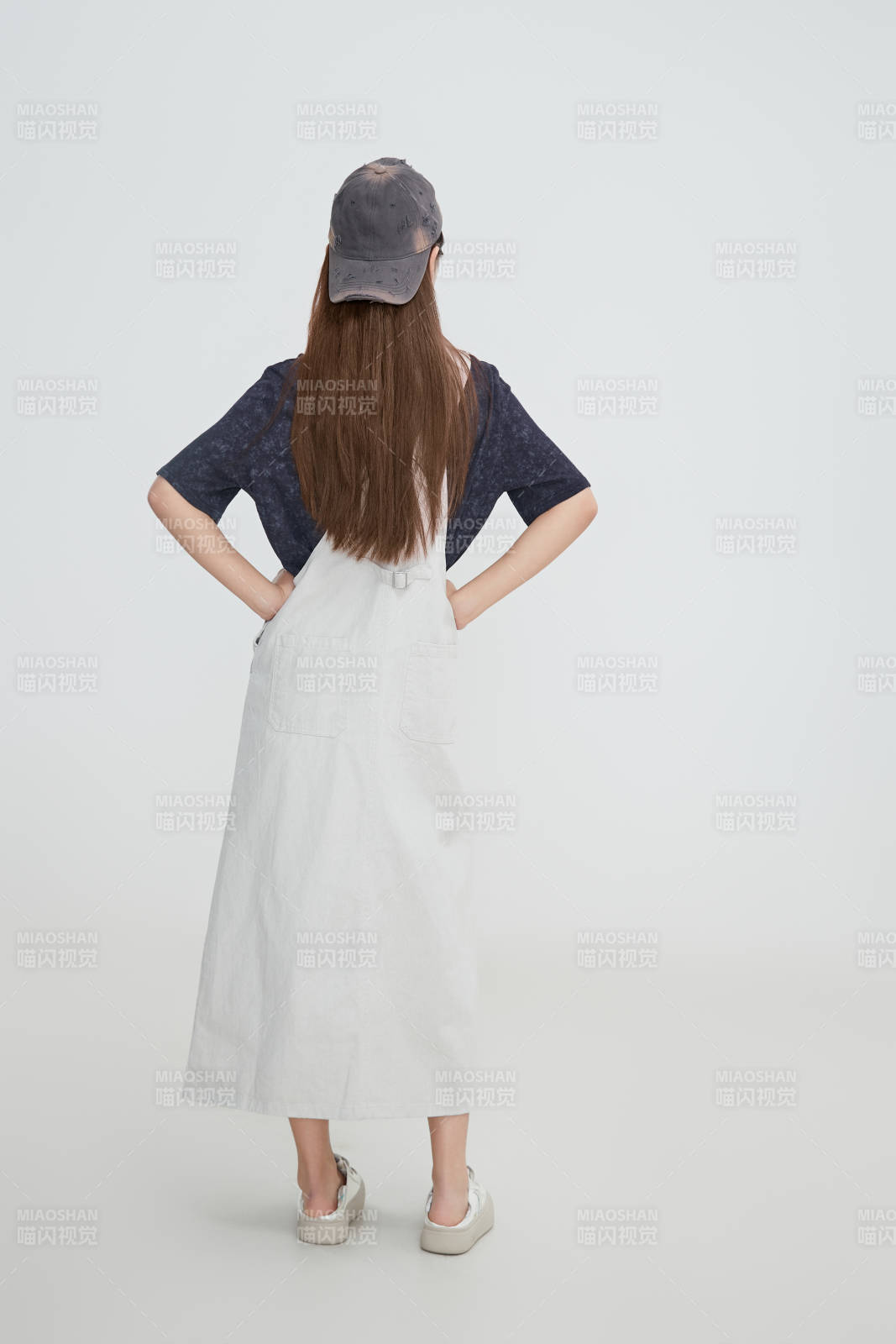 在摄影棚拍摄的青年时尚女性图片