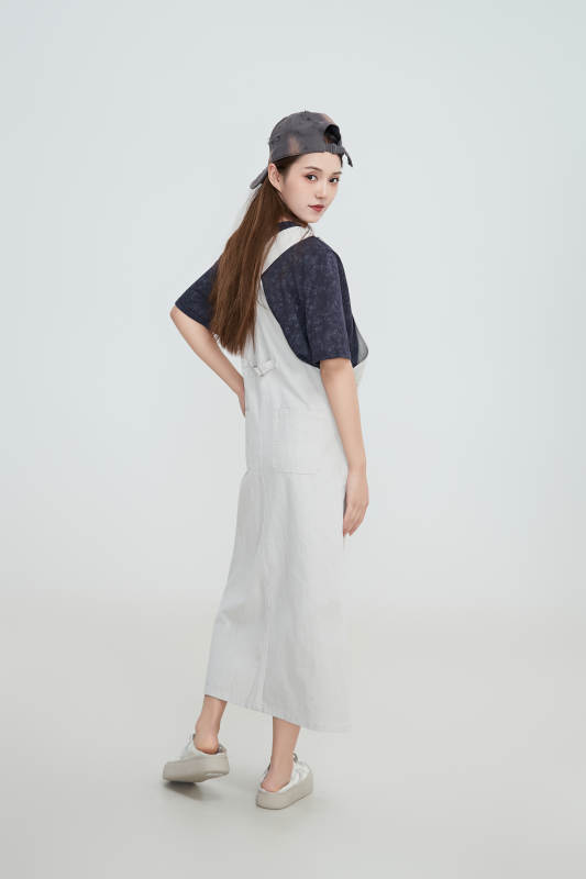 在摄影棚拍摄的青年时尚女性图片