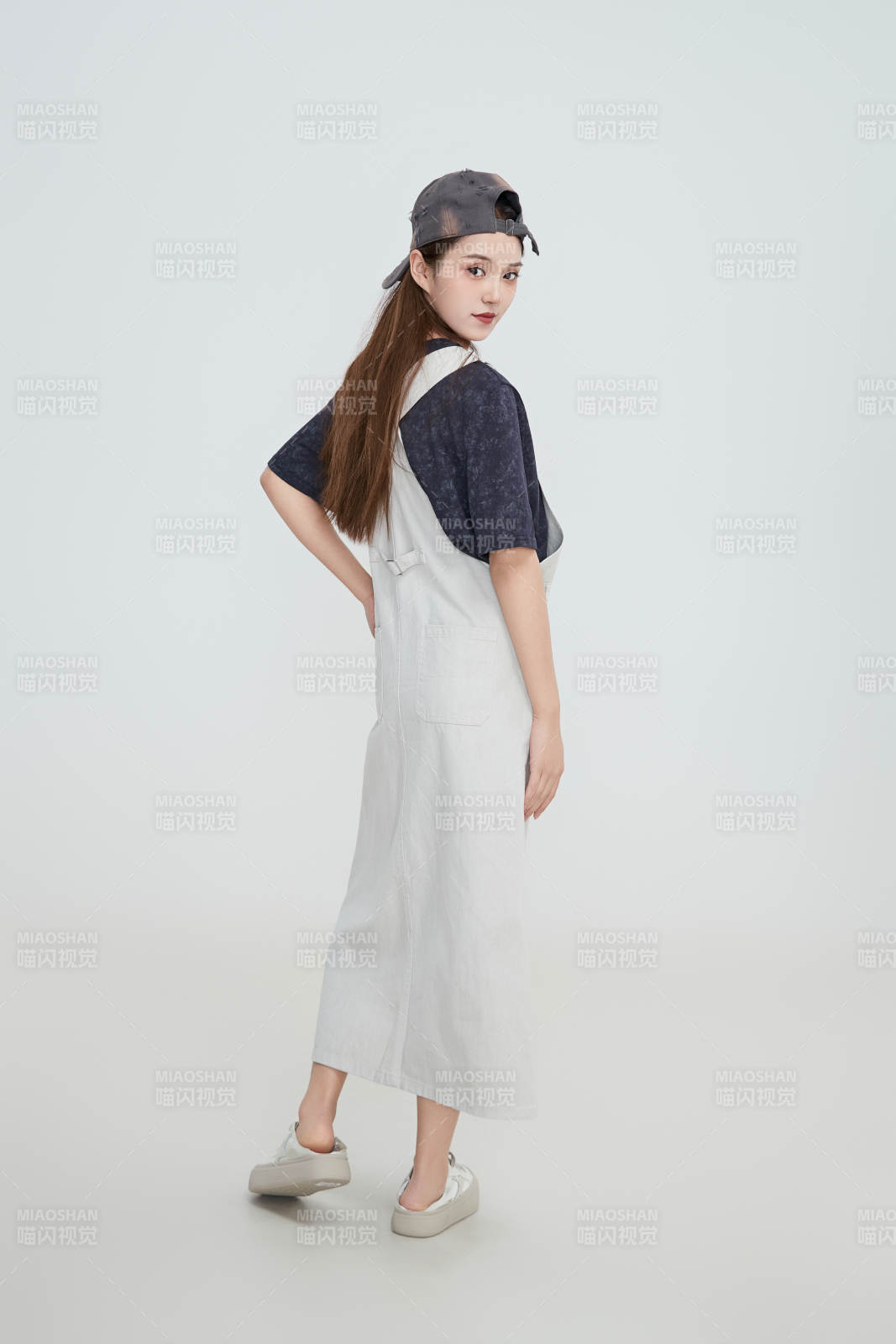 在摄影棚拍摄的青年时尚女性图片