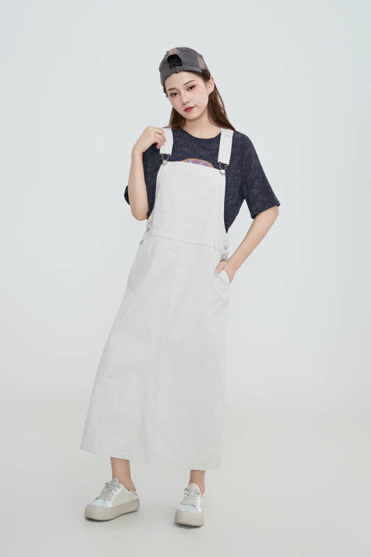 在摄影棚拍摄的青年时尚女性图片