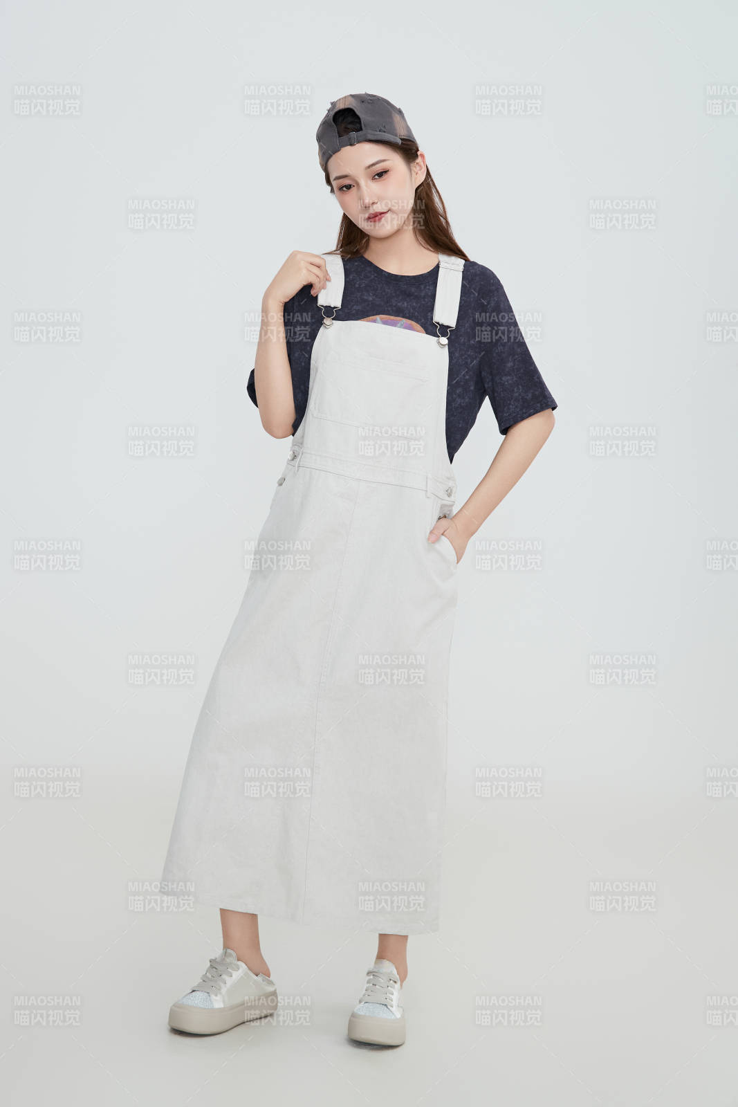 在摄影棚拍摄的青年时尚女性图片