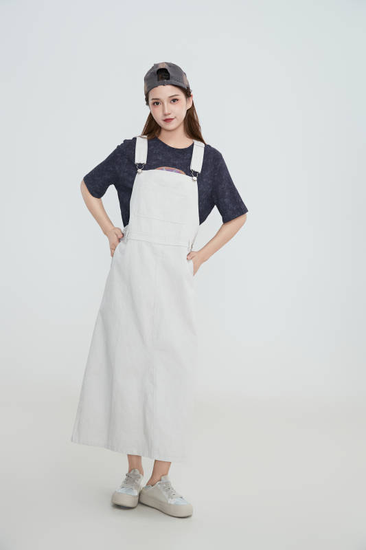 在摄影棚拍摄的青年时尚女性图片