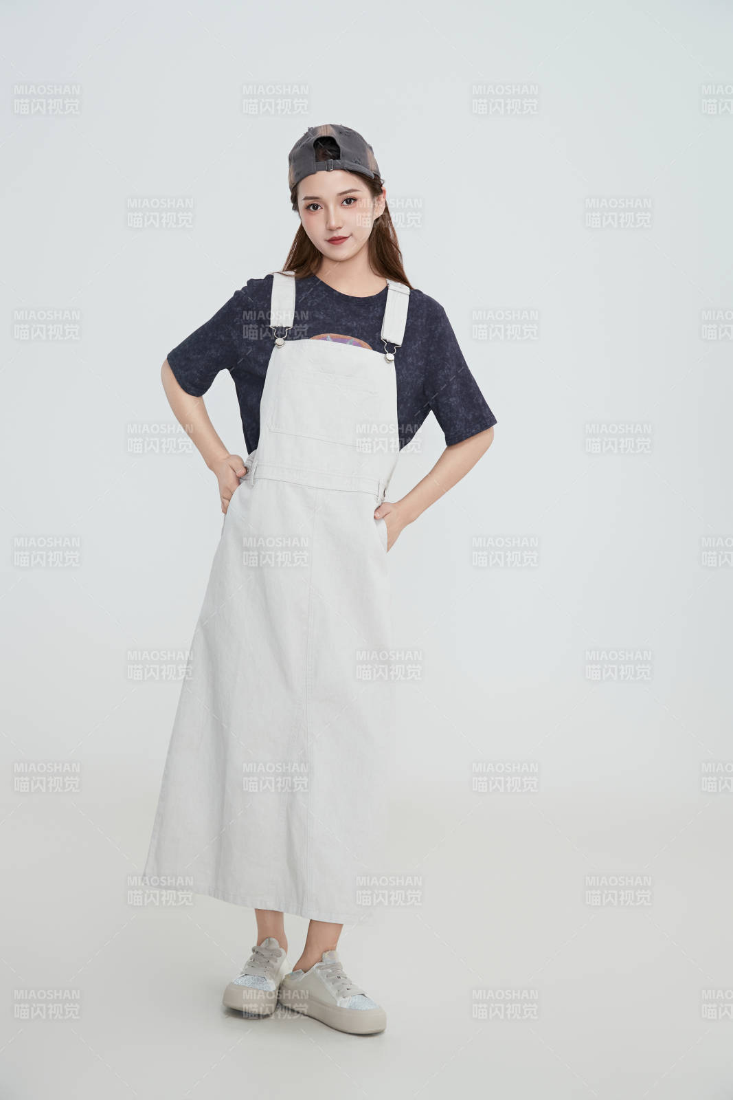 在摄影棚拍摄的青年时尚女性图片